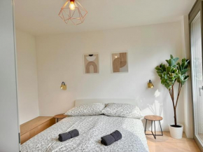 Modern 3 Bedroom Apartment with Free Parking